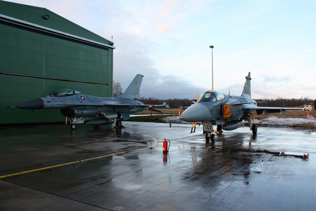 JAS-39 Gripen a F-16 Falcon před hotovostními hangáry