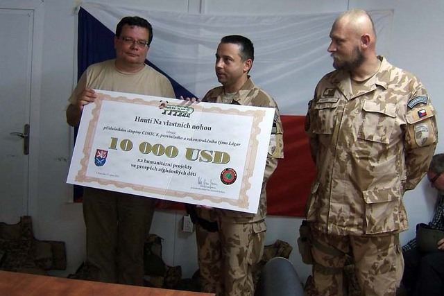 A. Vondra předal šek pro afghánské děti