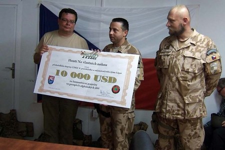 A. Vondra předal šek pro afghánské děti