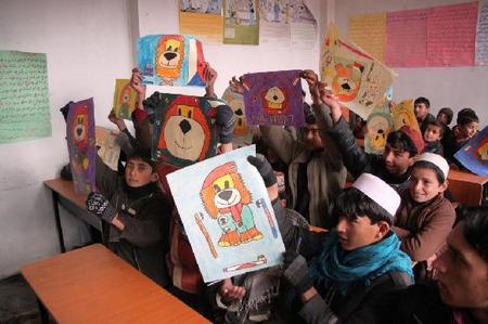 Provinční a rekonstrukční tým rozdal potřebným sbírky Lvíčka Míry