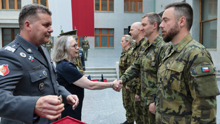 Ilustrační obrázek ke článkuPolsko ocenilo Čechy, kteří sloužili v misi Eastern Sentry. Na Vítkově převzali medaile za mimořádné zásluhy