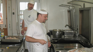 Ilustrační obrázek ke článkuVojenská kuchyně září čistotou a v poli zvládne i štrúdl pro 150 vojáků