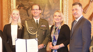 Ilustrační obrázek ke článkuMinistryně obrany předala jmenovací dekret profesorovi Pokornému 