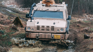Ilustrační obrázek ke článkuStrakoničtí vojáci trénovali jízdu ve vozidlech IVECO. Terénní nerovnosti překonávali „na želvu“