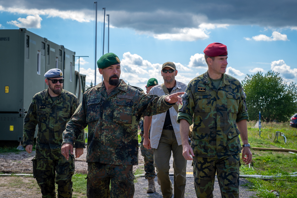 Náčelník Generálního štábu Armády České republiky generálmajor Karel Řehka navštívil příslušníky Mnohonárodního bojového uskupení na Slovensku. Setkal se také s představiteli Slovenských ozbrojených sil, zástupci přispívajících národů a českými vojáky.