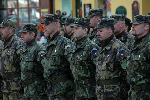 Vojáci 16. kontingentu na slavnostním nástupu v Rakovníku