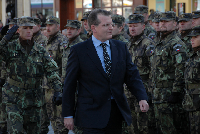 Jiří Šedivý provádí přehlídku nastoupených jednotek