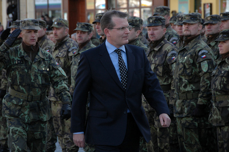 Jiří Šedivý provádí přehlídku nastoupených jednotek