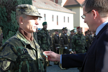 Jiří Šedivý uděluje podplukovníku Kavalírovi Záslužný kříž ministra obrany 