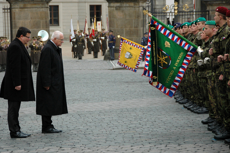 Minister Vondra and President Klaus pay homage to military standards of participating units