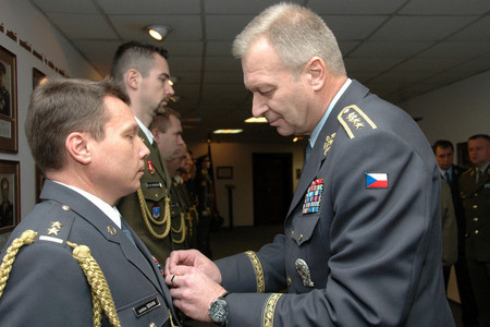 LTC Ladislav Sekan, who returned from the Sinai, receives the Medal