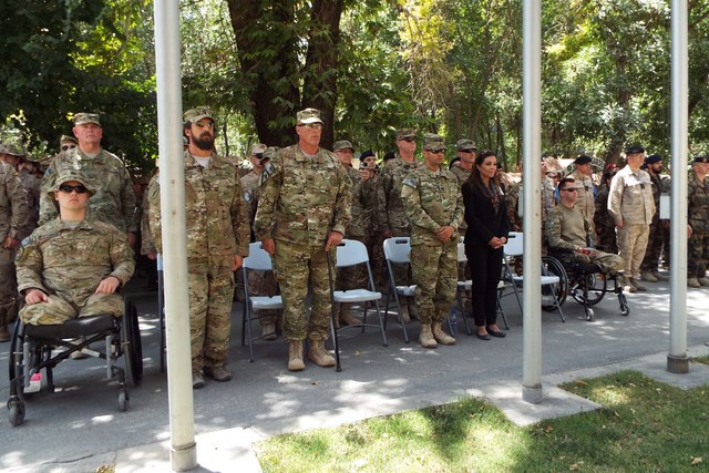 Ceremonie se zúčastnilo i několik amerických vojáků dříve zraněných v Afghánistánu, kteří navštívili velitelství ISAF v rámci programu péče o zraněné veterány. 