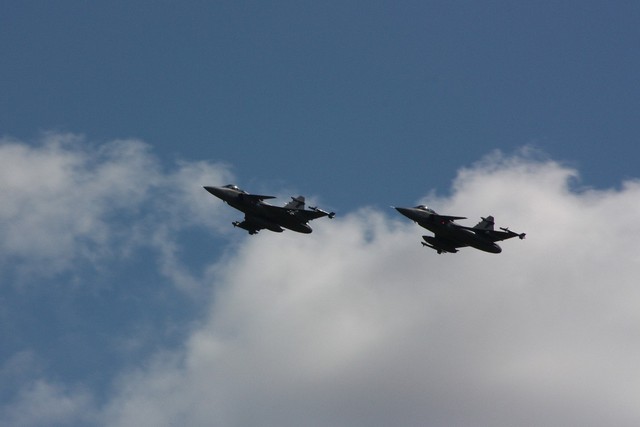 Dvojice JAS-39 Gripen při příletu.jpg