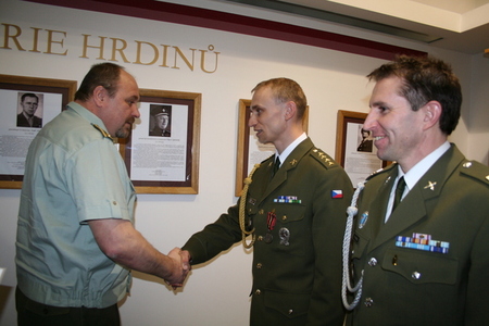 General Gurnik, Support Forces Commander, hands over medals to the champions 