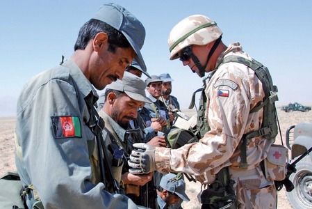 Parlament schválil mandát pro působení vojáků v zahraničních misích 