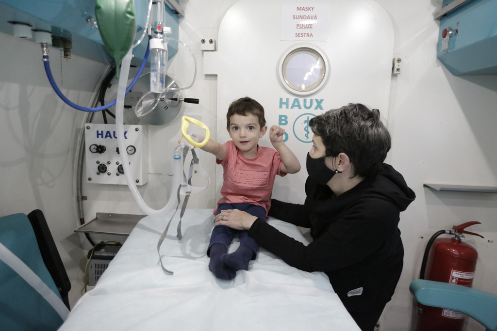 Honzík podstupuje léčbu v hyperbarické komoře.