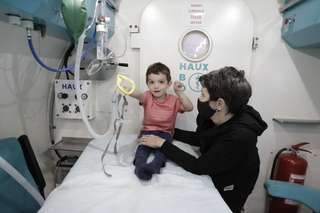 Honzík podstupuje léčbu v hyperbarické komoře.