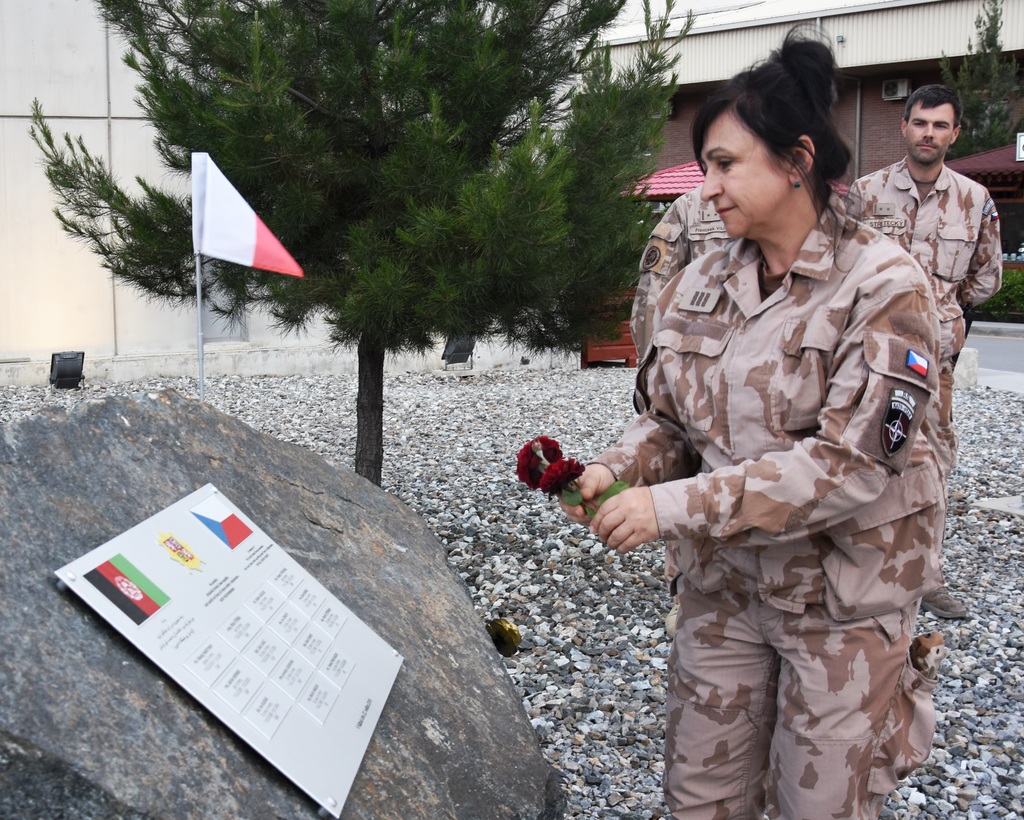 Příslušnice 18. úkolového uskupení AČR Resolute Support pokládá čerstvé růže k památníku při vzpomínce na por. i. m. Roberta Vyroubala