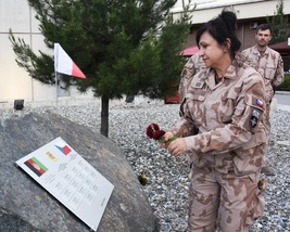 Příslušnice 18. úkolového uskupení AČR Resolute Support pokládá čerstvé růže k památníku při vzpomínce na por. i. m. Roberta Vyroubala