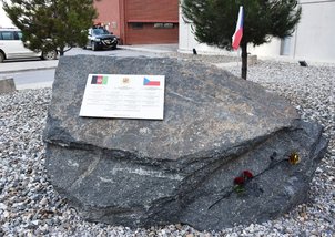 Pietní místo na základně HKIA v Kábulu, kde vojáci vzpomínají na kolegy, kteří padli v Afghánistánu