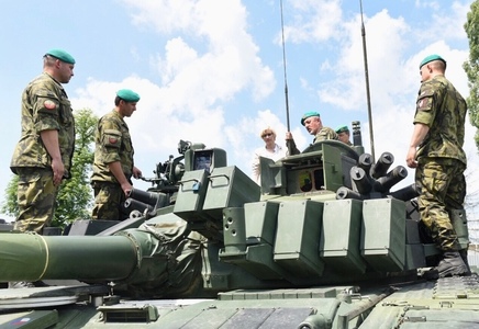 Ministryně Šlechtová a generál Opata se rozloučili s vojáky odjíždějícími do mise v Lotyšsku