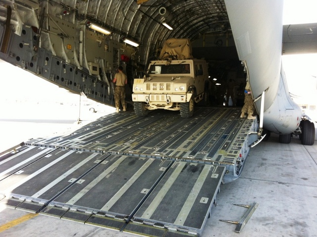 Vykládka techniky z Boeing C-17 Globemaster III