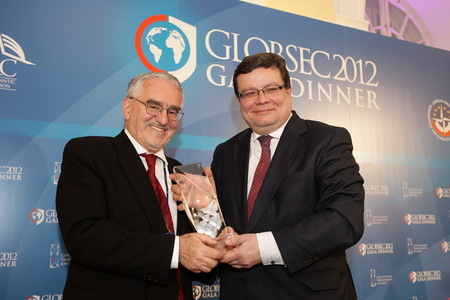 Alexandr Vondra receives the Award from hands of Martin Butora, former Ambassador of the Slovak Republic to the United States.