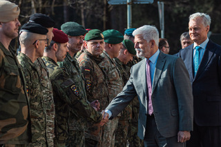 Prezident Petr Pavel navštívil české vojáky, kteří jsou nasazeni v zahraniční operaci v Litvě.