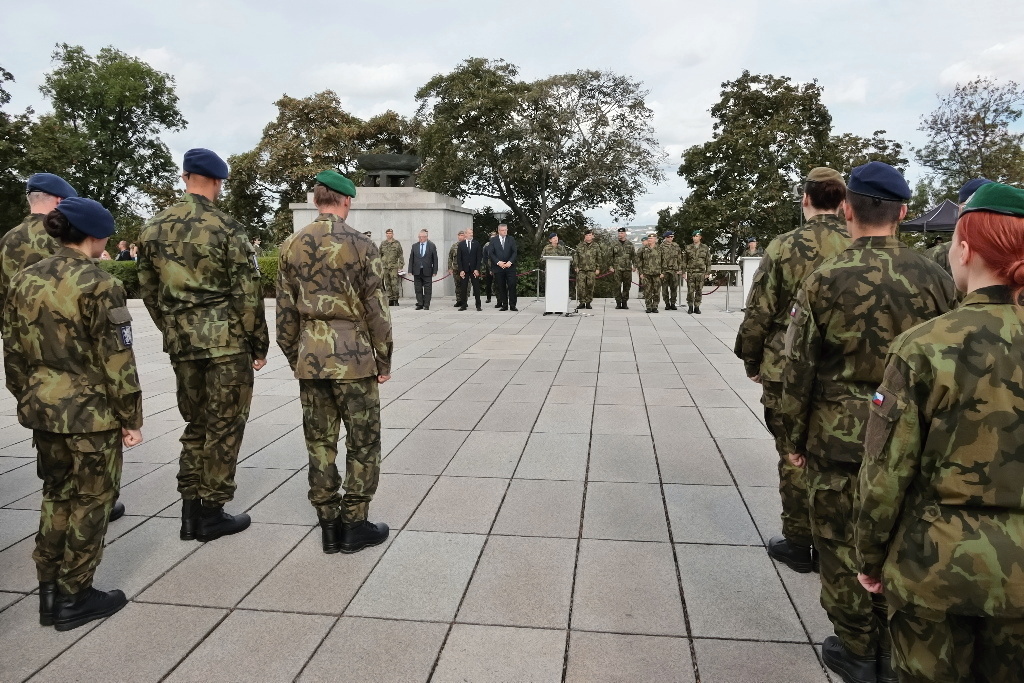 Čeští vojáci se vrátili ze zahraničních operací. Na Vítkově převzali ocenění za svou službu