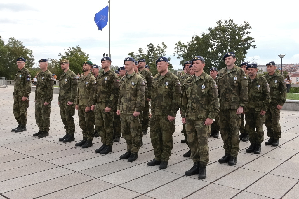 Čeští vojáci se vrátili ze zahraničních operací. Na Vítkově převzali ocenění za svou službu
