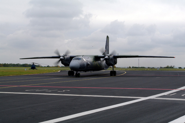 AN-26 roluje po ploše kbelského letiště