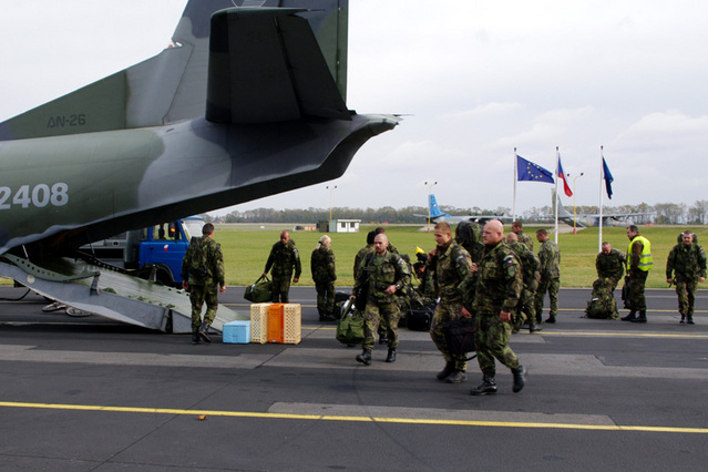 vykládání materiálu z AN-26