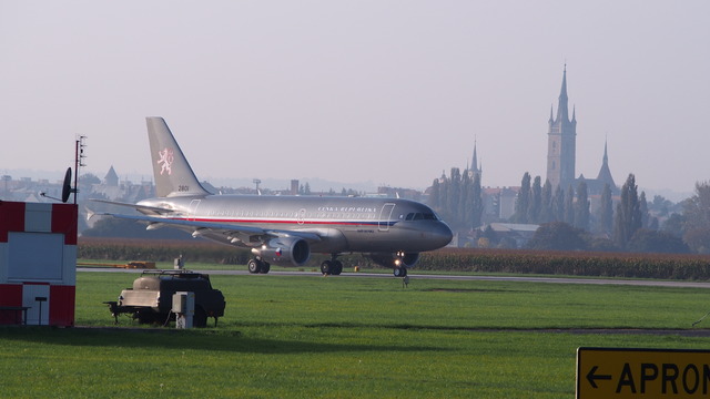 Letoun A-319 s příslušníky kontingentu před vzletem směr Island