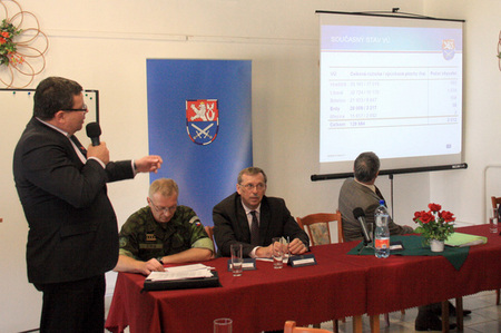 Minister Alexandr Vondra presents plans to reduce Military Region Libava to mayors of communities to be affected by changes
