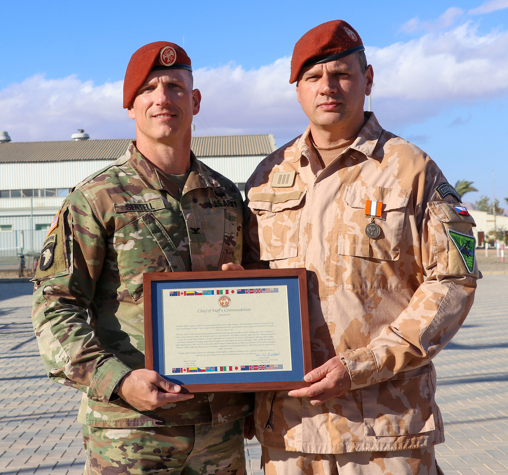  Náčelník štábu sil MFO při předání certifikátu za vynikající plnění služebních povinností ve prospěch jednotek MFO praporčíku M. F.