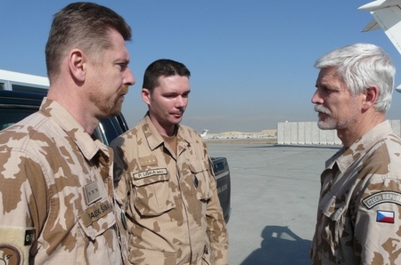 Generál Pavel navštívil před vánočními svátky vojáky v Afghánistánu. Na cestě ho doprovodil herec Jiří Schmitzer