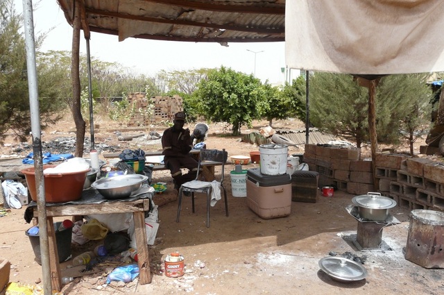 Bamako je městem kontrastů. Na jedné straně moderní hotely na straně druhé – místní lidé v provizorních přístřeších