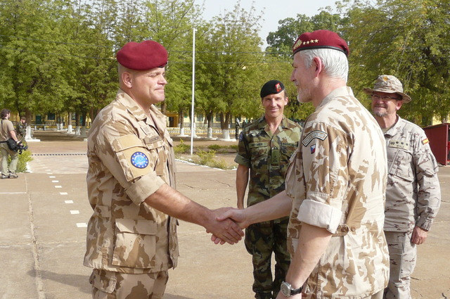 Velitel českých instruktorů praporčík Jaroslav Losenický s generálem Petrem Pavlem na základně Koulikoro