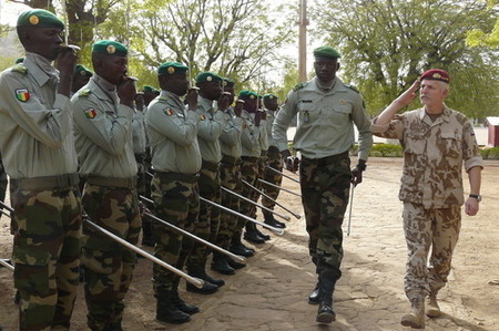 Generál Pavel navštívil české vojáky v Mali. Setkal se také s velitelem mise EUTM
