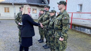 Ilustrační obrázek ke článkuStředočeská pěší rota AZ má nového velitele, nástupu se účastnila ministryně obrany