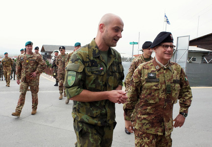 Podívat se a přispět přišel i velitel KFOR generál Guglielmo Luigi Miglietta