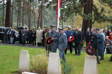 Veterans lay wreaths