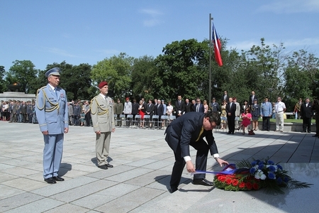 Minister Vondra, accompanied by General Picek and General Pavel, lays a wreath at the National Memorial in Prague-Vitkov