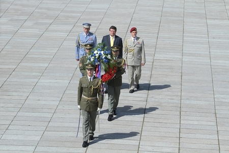General Picek, Minister Vondra and General Pavel accompany a wreath of homage to the fallen