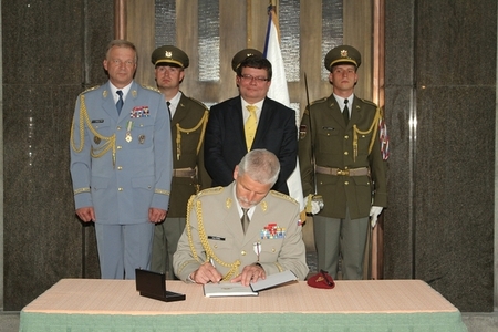 Lieutenant General Petr Pavel signs the change of command protocol