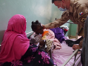 Předávání dárků na dětské pediatrii v Bamako bylo velmi emotivní
