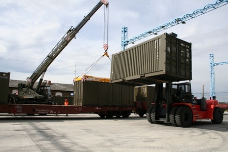 Special crane transfers containers
