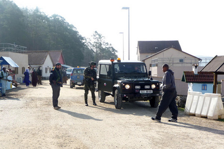 Soldiers arrive to talks with local authorities