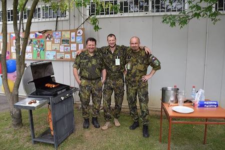 Příslušníci 10. skupiny připravili pro hosty české špekáčky