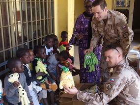 Rozdávání dárků sirotkům v Bamako